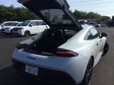 テールゲート式の荷室は開口部が広く、荷物の積み降ろしもスムーズ。後席を倒せば9.5型ゴルフバッグを2個積載可能で、休日のレジャーにも最適です。