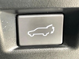【パワーバックドア】スマートキーや運転席のボタンを押すだけでリアゲートが自動で開閉します!荷物を持っている時や、高い位置にあるバックドアを閉める際に便利な機能です♪