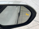 【ブラインドスポットモニター】走行中、ドアミラーの死角になりやすい箇所に後続車が接近するとサイドミラーのレンズに警告を表示!ドライバーに注意喚起をしてくれます。