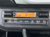 【オートエアコン】一度お好みの温度に設定すれば、車内の温度を検知し風量や温度を自動で調整。暑い&hellip;寒い&hellip;と何度もスイッチ操作をする必要はありません。快適な車内空間には必須の機能ですね♪