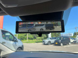 スマートルームミラー。車両後方のカメラ映像をミラー面に映し出して、いつでもクリアな後方視界を確保します。