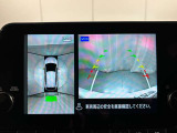 アラウンドビューモニターは真上から見下ろした様に車の周囲を表示することで、駐車時の安全性と利便性を高めます。