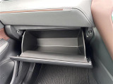 【グローブボックス】大容量のグローブボックスです!!車検証ケース他、日頃使う小物類の収納スペースもたくさんあります!