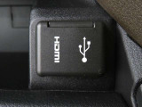 HDMIソケット、USBソケットを備えています。