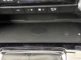 【ワイヤレス充電】車のワイヤレス充電は、スマートフォンを充電パッドに置くだけで簡単に充電できる便利な機能です。ケーブルが不要なので車内がすっきりし、運転中でも安全に使えます。