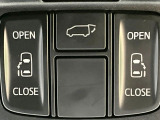 【両側パワースライドドア】スマートキーや運転席のスイッチで後席両側スライドドアの開閉が可能♪電動だから力を入れてドアを開ける必要が無く、小さなお子様でも簡単に開け閉めでき快適です♪
