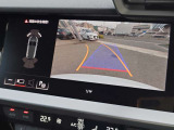 ●リヤビューカメラ『車両のカメラから得た映像を合成し、モニターに映し出します。車両周辺の歩行者や障害物などの発見に役立ちます。』