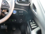 電動格納式ミラーです。ボタン一つで開閉できるのですれ違い時や駐車時に便利です!