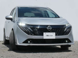 アダプティブLEDヘッドライト。フロントカメラで前方の状況を検知し対向車や先行車に眩しい思いをさせることなく必要なところだけを遠くまで照射します。