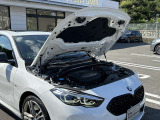BMWを熟知したメカニックによる、360度の納車前点検。ドイツ本国と同様の教育・訓練を受けたメカニックが徹底的に点検、整備した後にお客様にお引渡しします。