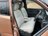 広く快適な運転席周りです。
