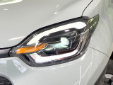 【LEDヘッドライト】悪天候や夜間走行時も良好な視界を確保し安心して運転できる高輝度LEDヘッドライトを装備!点灯速度が早く、消費電力も抑えられています。