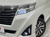 【LEDヘッドライト】悪天候や夜間走行時も良好な視界を確保し安心して運転できる高輝度LEDヘッドライトを装備!点灯速度が早く、消費電力も抑えられています。