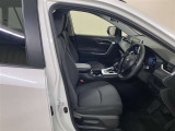 運転席の足元も広々としています。
