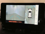【パノラミックビューモニター】映像で、見づらい車両周辺の確認をアシスト。クルマを真上から見ているような映像を表示。 運転席から確認しにくい車両周囲の状況を把握。