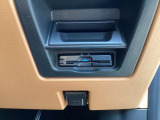 運転席のスイッチパネル下部へスマートにビルトインされた純正ETC2.0車載器。内装の美しさを損なわず、渋滞回避情報などで遠出も快適に楽しめる、ロングドライブに必須の安心装備です。