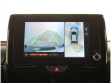 【パノラマモニター】に搭載した4つのカメラにより、車を真上から見ているような映像を表示。運転席から確認しにくい車両周囲の状況を把握できます。