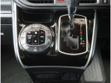 【オートエアコン】1年中快適な室内を提供!車内温度を設定すると、風量を自動で調整してくれます。