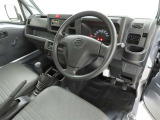 シンプルで使いやすいデザインの運転席です。