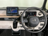 【ハンドル】運転にかかわる様々な操作を安全に行えるように視点移動が少なく操作性に配慮されたスイッチ類が凝縮されたコックピットです。