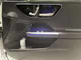 【メモリー付きパワーシート】3名までのシートポジションを記憶できるパワーシート!運転席のみ、ドアミラー・ステアリング位置も記憶可能です。高速道路などでの、運転交代時などに便利な機能です☆
