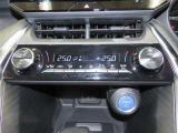 左右独立温度コントロールフルオートエアコンです。運転席、助手席それぞれで独立して温度設定ができます。冷え性の方が乗っても安心ですね♪