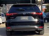 堂々とした佇まいとワイド感を強調したCX-60のリアビュー。特徴的なLEDテールランプが先進性と高い質感を演出します。「引き算の美学」が息づく、洗練された美しい後ろ姿を見る度に高揚感を得られます。