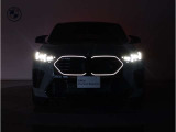 スタイリッシュに研ぎ澄まされたリアビュー。LEDライトがより引き締まったスタイルを実現。急ブレーキ時にはハザードランプ自動点灯し後続車への注意を促します。