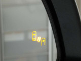 ブラインドスポットモニター装備。隣車線を走る車両を検知。ドアミラーでは確認しにくい後方、側方エリアに存在する車両や急接近してくる車両も検知しドアミラーに搭載されたLEDインジケーターが点灯します。