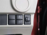 TRCは、発進や加速時に駆動輪の空転を検知すると、駆動輪にブレーキをかけたり、エンジン出力を抑えたりすることで、タイヤの空転を抑制。タイヤと路面の接地性を確保し、ふらつき防止に寄与します(^^♪