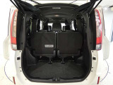 三列目シートは、折りたためますので大きなスペースが出来ちゃいます。キャンプ用品など大きな荷物もばっちり収納可能です♪