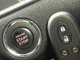【キーレススタートシステム】カバンやポケットに入れたままでもドアの施錠・解錠が可能なスマートキーを装備。エンジンのオン・オフ時もカギを取り出す必要が無いからとっても便利です♪