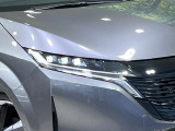 【LEDヘッドライト】悪天候や夜間走行時も良好な視界を確保し安心して運転できる高輝度LEDヘッドライトを装備!点灯速度が早く、消費電力も抑えられています。