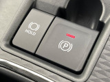 【電動パーキングブレーキ】パーキングブレーキは便利な電動式!ボタン一つで操作でき、アクセルを踏めば自動で解除されます♪レバーやペダルが無いので運転席廻りもすっきりしますね♪
