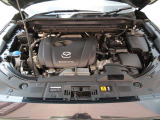 「SKYACTIV-G(ガソリン)」は、規格外の高圧縮を実現し、世界のエンジン技術者に驚きを与えました。さらに、それを維持したままノッキングの発生を抑え、熱効率を向上、走りにも寄与したエンジンです。