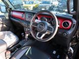 Jeepの個性が際立つアウトドア感があふれるインテリア。