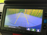 【バックカメラ】駐車時に後方がリアルタイム映像で確認できます。大型商業施設や立体駐車場での駐車時や、夜間のバック時に大活躍!運転スキルに関わらず、今や必須となった装備のひとつです!