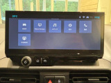 10 インチの大型タッチスクリーンの操作により、安全で直感的、そしてシームレスな体験が車内で楽しめます。
