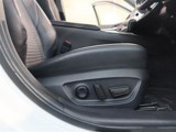 パワーシート搭載。微妙な調整が手軽にでき、ピッタリなポジションで運転することが可能です。