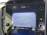 後方の見える安心をお届けするバックガイドモニター付:バックするときのアシストラインもあって楽々バック!車庫入れや縦列駐車をサポートし、苦手な駐車も安心です!今やもう手放せない装備ですネ♪