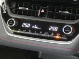 【オートエアコン】車内温度を感知して自動で温度調整をしてくれるのでいつでも快適な車内空間を創り上げます!どの席に座っても快適なドライブが楽しめます♪