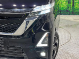 【LEDヘッドライト】悪天候や夜間走行時も良好な視界を確保し安心して運転できる高輝度LEDヘッドライトを装備!点灯速度が早く、消費電力も抑えられています。