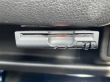【ETC】有料道路を利用する際に料金所で停止することなく通過できる、ETC車載器(ノンストップ自動料金収受システム機器)が装備されています。セットアップを行うことで利用可能になります。