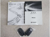 メンテナンスノート、取扱説明書です。 その車の整備記録が事細やかに記録されています。 車が生まれてから今までどのような道を歩んできたのか判るとても重要な物ですよ。