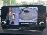 【マルチアラウンドモニター】まるでクルマを真上から見下ろしたかのような視点で駐車をサポートします!クルマの斜め後ろや真横など、前後左右の4つのカメラの映像が合成されて、モニターに映し出されます。