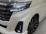 【LEDヘッドライト】悪天候や夜間走行時も良好な視界を確保し安心して運転できる高輝度LEDヘッドライトを装備!点灯速度が早く、消費電力も抑えられています。