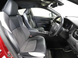 ゆったり室内で運転もしやすいです♪使い勝手の良い配置も考えられています!!