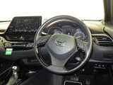運転席まわりです。 各操作スイッチは使いやすい位置に配置されてます。