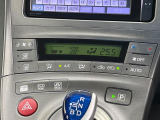 【オートエアコン】一度お好みの温度に設定すれば、車内の温度を検知し風量や温度を自動で調整。暑い&hellip;寒い&hellip;と何度もスイッチ操作をする必要はありません。快適な車内空間には必須の機能ですね♪