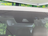 【プリクラッシュセーフティ】前方の車両等を検知し、衝突しそうな時は警報で注意を促し、ブレーキを踏む力をサポート。ブレーキを踏めなかった場合は衝突被害軽減ブレーキが作動、衝突回避をサポートします。